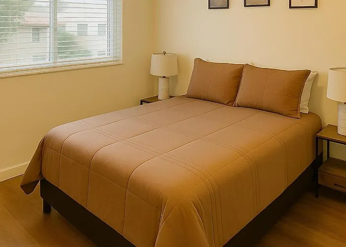 Luxury 4br Walk To Fashion Sq *