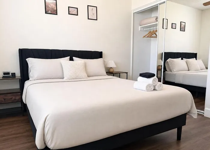 Luxury 4br Walk To Fashion Sq Apartment Scottsdale