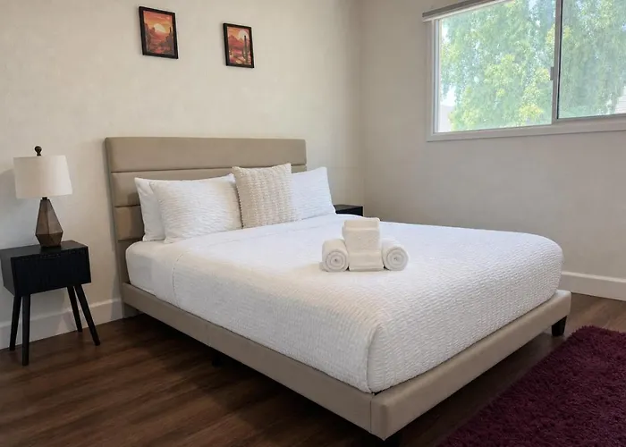 Luxury 4br Walk To Fashion Sq * Scottsdale