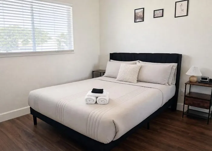 Luxury 4br Walk To Fashion Sq Apartment Scottsdale